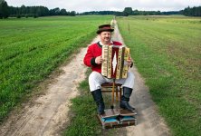 Jan Kania playing pedal accordion. Photo: Andrzej Sidor / Forum