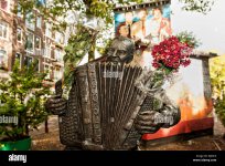 statue-of-accordionist-johnny-meijer-at-johnny-jordaan-square-in-amsterdam-EJDXCX.jpg